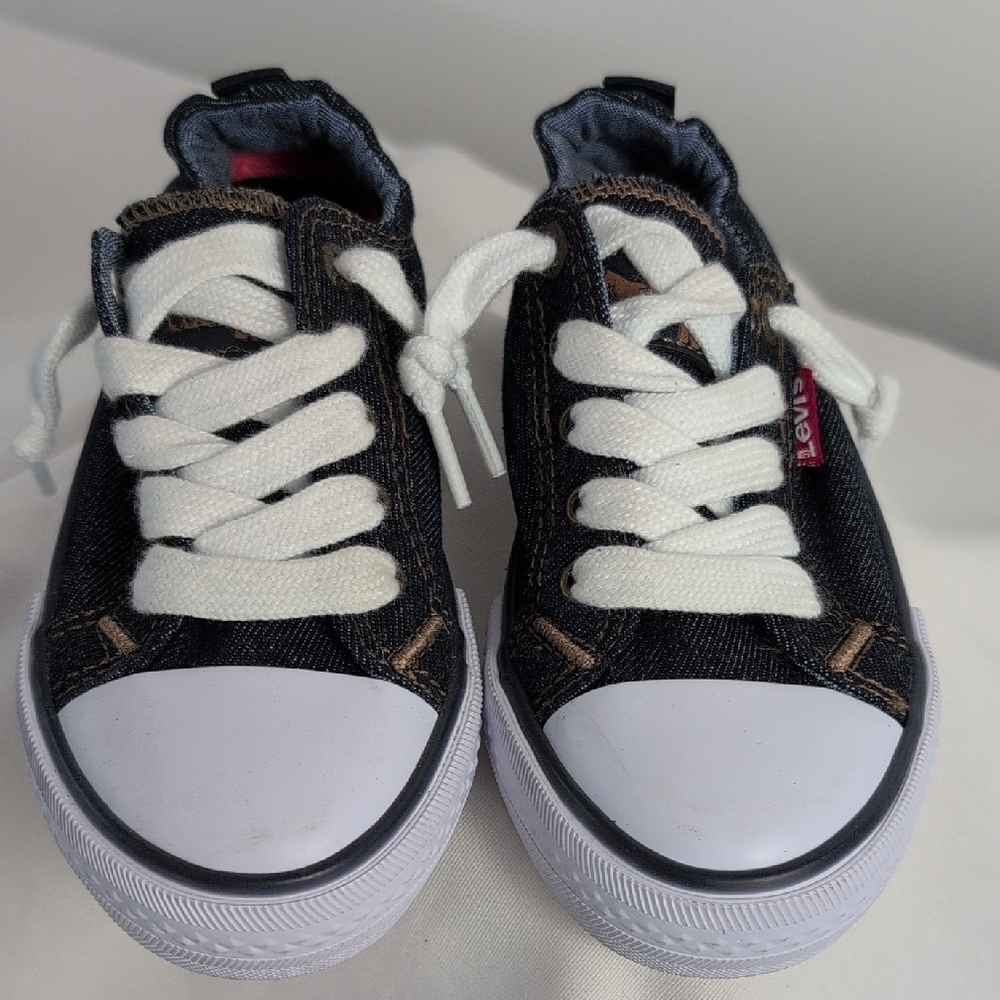 Levi's Blue Jean and White Sneakers Classic Design